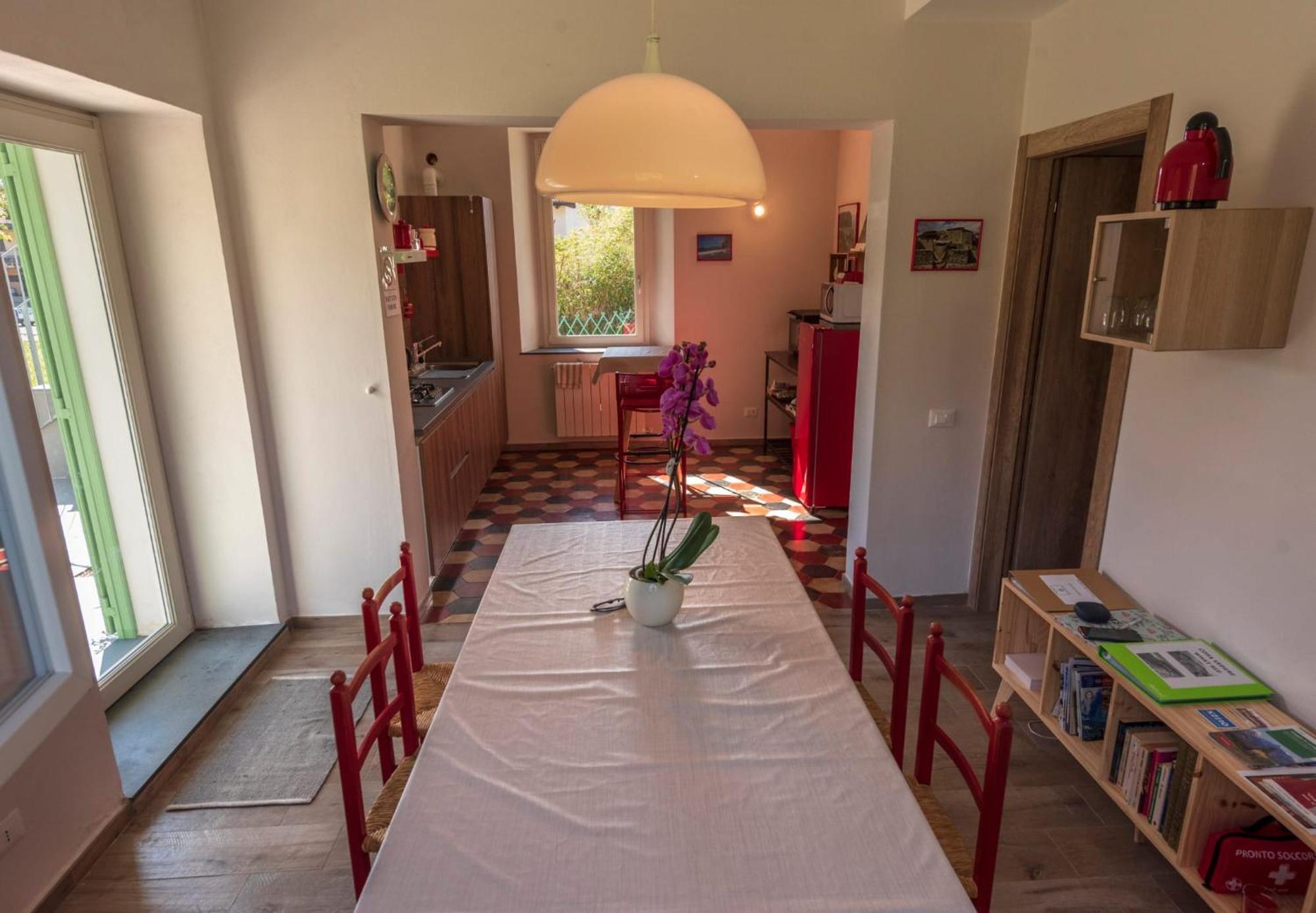 Il Giardino Di Marzo Guest House Monti di Licciana Nardi Habitación foto
